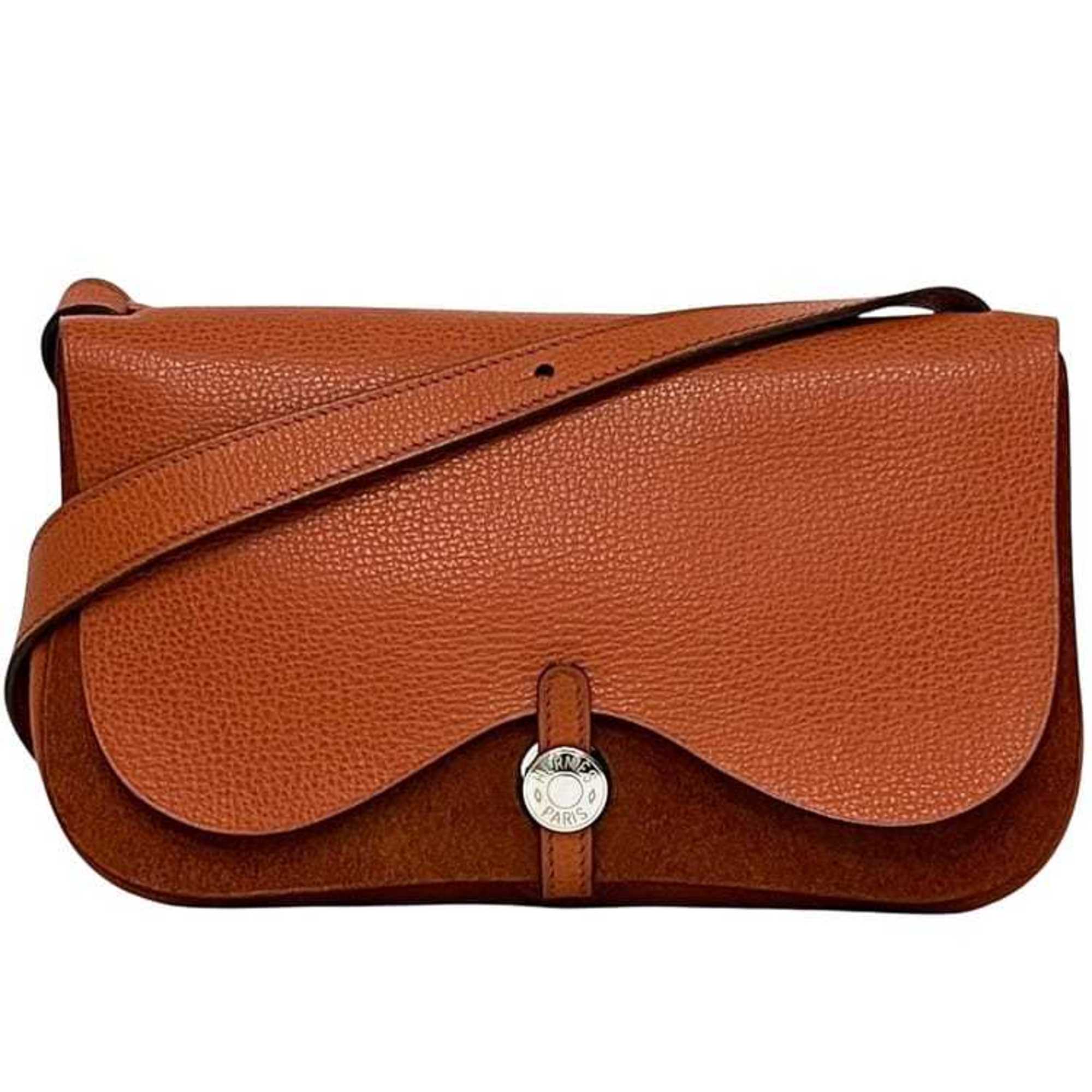 Hermes HermÃ¨s Colorado PM bag f-24734 in orange leather and canvas. Made 2005. This 2005 shoulder features a flap flap.